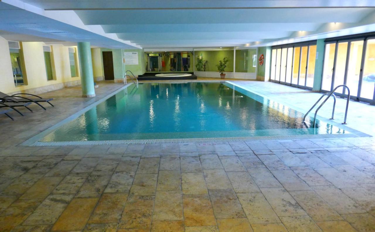 Salinas. For 4. Terrace/parking/pools/gym/4mins Apartamento Estepona