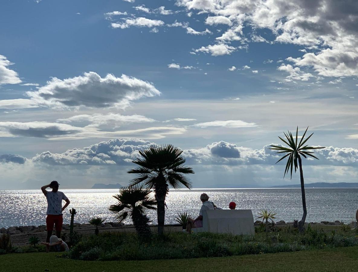 Lägenhet Salinas. For 4. Terrace/parking/pools/gym/4mins Estepona